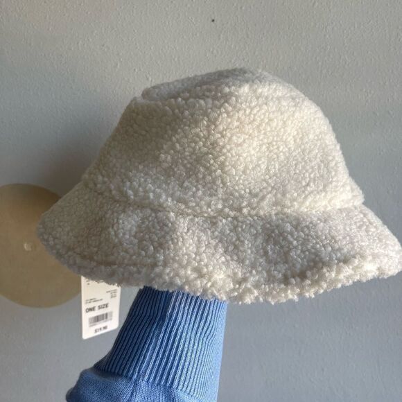 Fleece hat with a fluffy texture - Picture 2 of 4